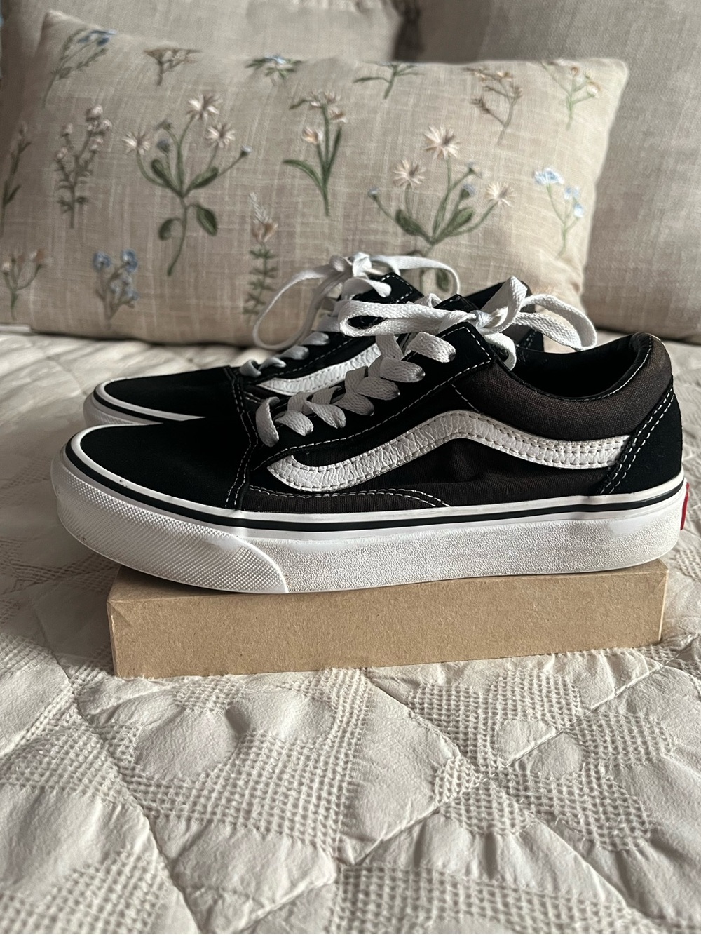 Vans Black and White Classic Old Skool Size 6 Womens - Picture 2 of 7